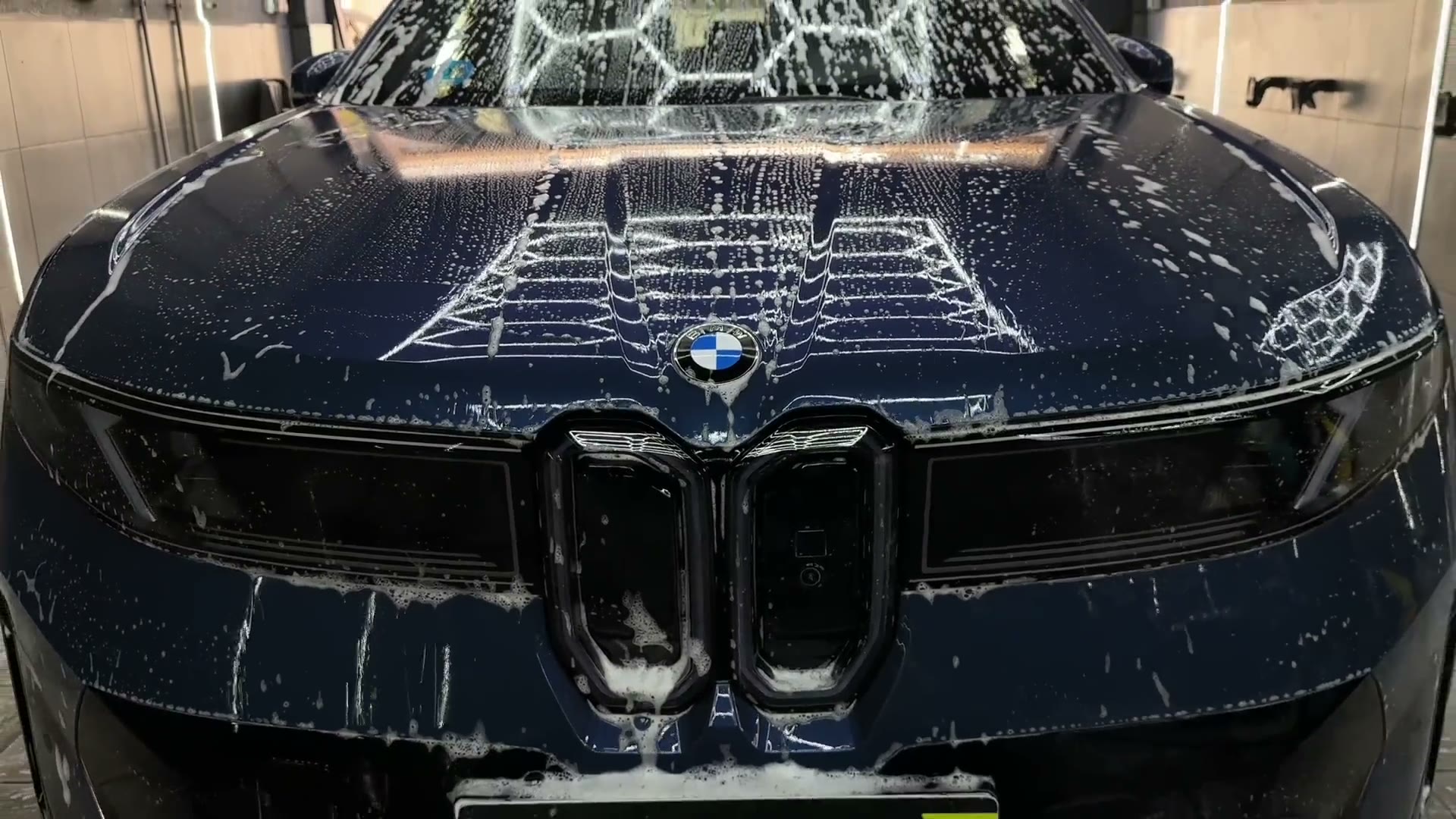 Lavado de coche a mano en el estudio GERA Detailing en Barcelona
